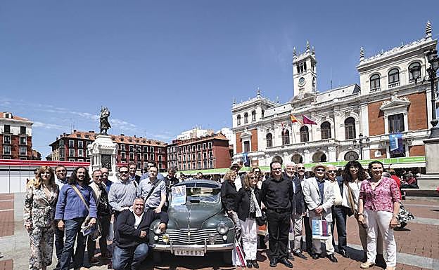 Público alrededor del Renault 4/4, el primer modelo que se fabricó en la planta automovilística vallisoletana. A la derecha, Carmen Rodríguez Jiménez Alfaro, presidenta de la Asociación Cultural Rombo y nieta de Manuel Jiménez Alfaro, quien puso en marcha la fábrica de Renault en 1953. Feria