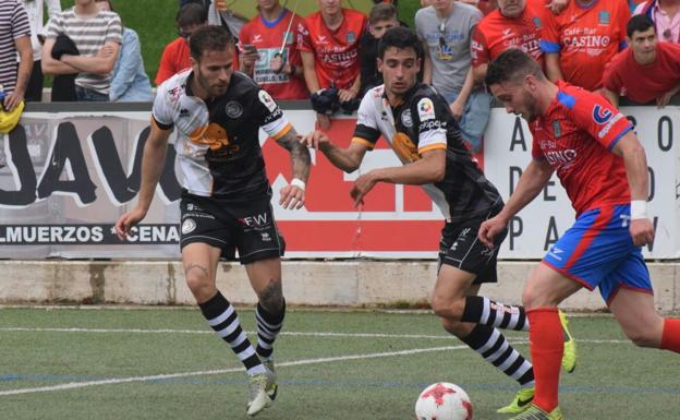 Flórez y Gallego presionan a un rival del Tarazona. 