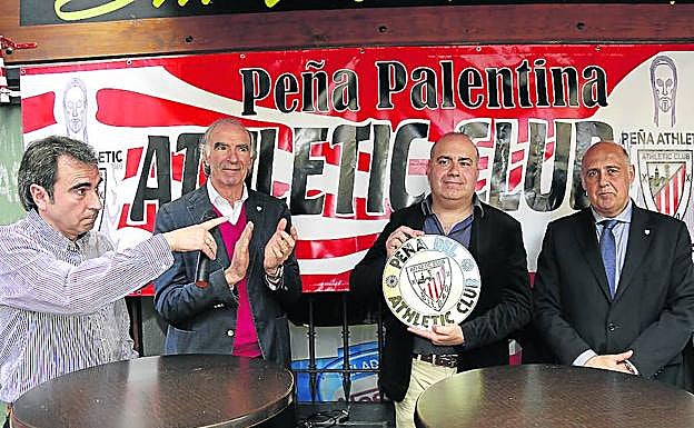 José Ángel Iríbar aplaude en el momento en que Jon Muñoz entregó la placa a Asier Herrero. 