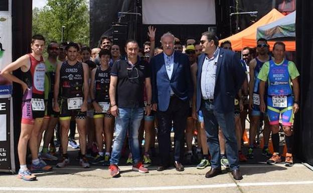 Vicente del Bosque dio la salida a la prueba del duatlón. 