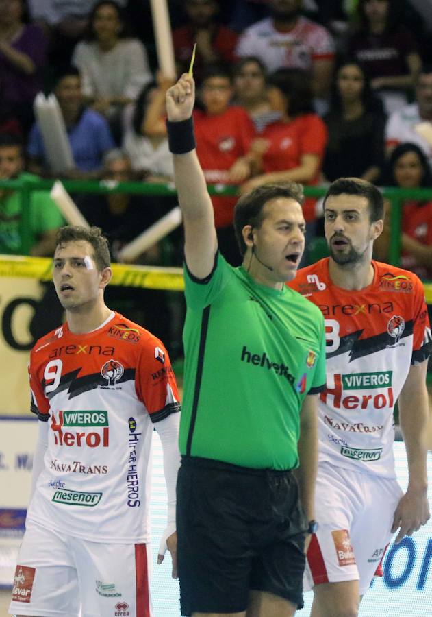 Fotos: El Balonmano Nava dice adiós al sueño de la Liga Asobal