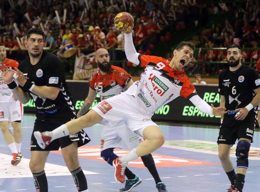 Fotos: El Balonmano Nava dice adiós al sueño de la Liga Asobal