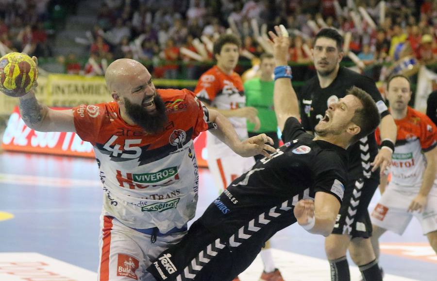 Fotos: El Balonmano Nava dice adiós al sueño de la Liga Asobal