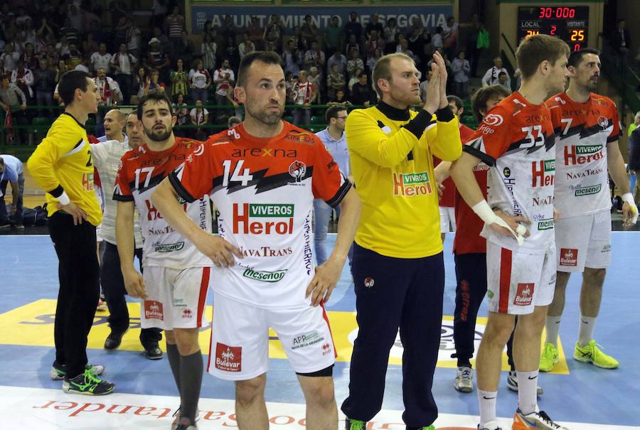 Fotos: El Balonmano Nava dice adiós al sueño de la Liga Asobal