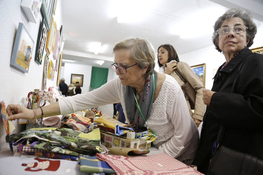 Fotos: XVI Mercadillo Solidario de la AECC de Palencia