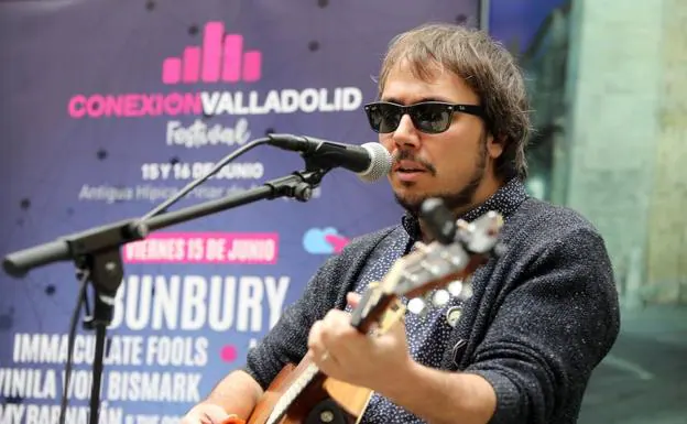 El cantante vallisoletano José Carreño, que actuará en Conexión Valladolid, participó ayer en la presentación del festival en el Pasaje Gutiérrez de Valladolid.
