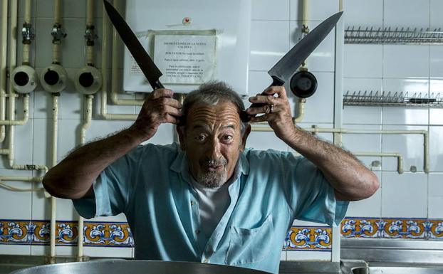 Karlos Arguiñano, fiel a su faceta televisiva, posa en la cocina de la Casa Vasca de Valladolid.