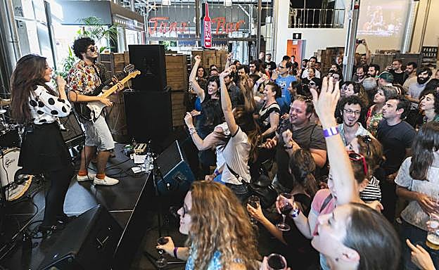 Los jóvenes disfrutan con los coniertos de Ribera en Berlín. 