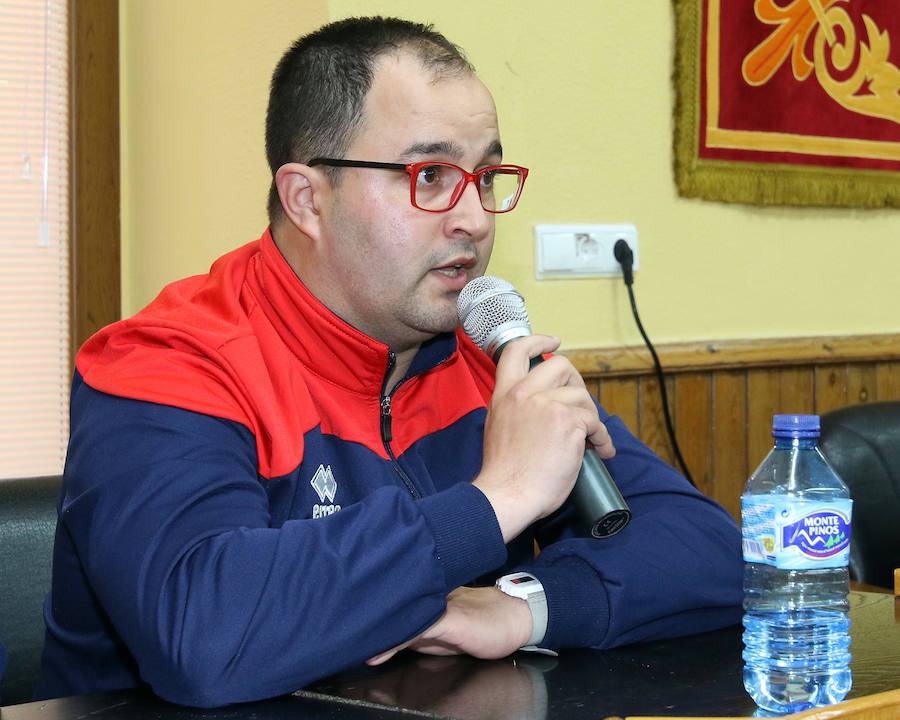 Fotos: Emotivo homenaje de los vecinos de Nava de la Asunción a su equipo de balonmano