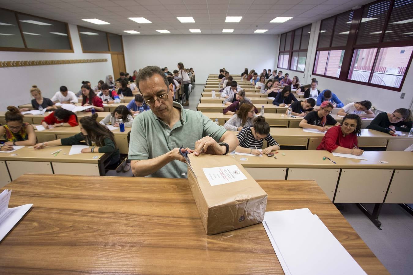 La prueba de acceso a la Universidad que desde esta semana realizarán cerca de 300.000 estudiantes en toda España, 3.929 del distrito de la Universidad de Valladolid (Valladolid, Segovia. Soria y Palencia), se examinarán desde hoy y hasta el día 7