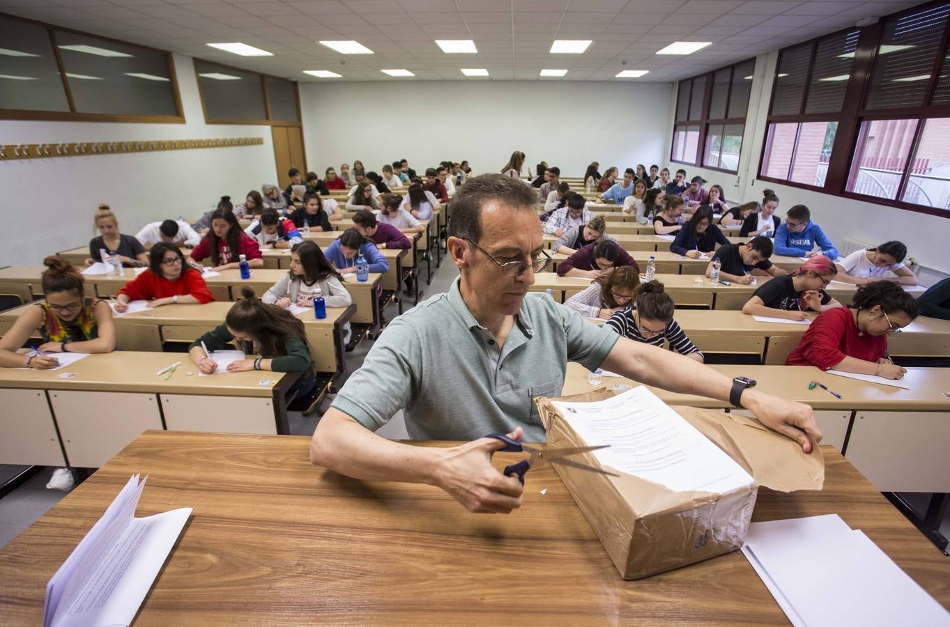 La prueba de acceso a la Universidad que desde esta semana realizarán cerca de 300.000 estudiantes en toda España, 3.929 del distrito de la Universidad de Valladolid (Valladolid, Segovia. Soria y Palencia), se examinarán desde hoy y hasta el día 7