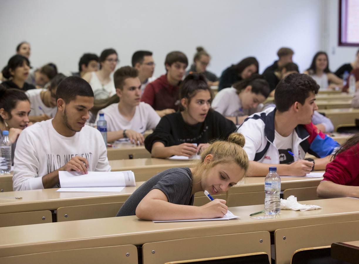 La prueba de acceso a la Universidad que desde esta semana realizarán cerca de 300.000 estudiantes en toda España, 3.929 del distrito de la Universidad de Valladolid (Valladolid, Segovia. Soria y Palencia), se examinarán desde hoy y hasta el día 7