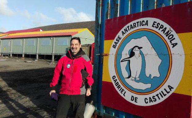 Juan Antonio Fernández Arellano, teniente médico reservista, en la base de la Antártida del Ejército español. 