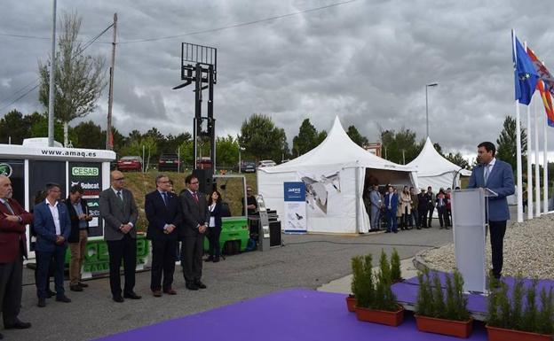 El consejero de Empleo, Carlos Fernández Carriedo, durante la inauguración de la Feria de la Industria Cárnica (FIC) en la mañana de ayer en Guijuelo. 