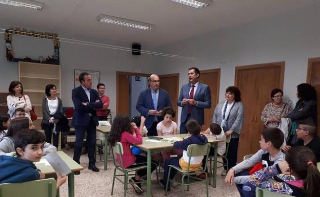 El delegado de la Junta en Zamora, Alberto Castro, visita el Centro de Educación Ambiental de Villardeciervos.