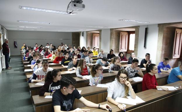 Alumnos salmantinos realizan el examen de la EABU en la Facultad de Filología.