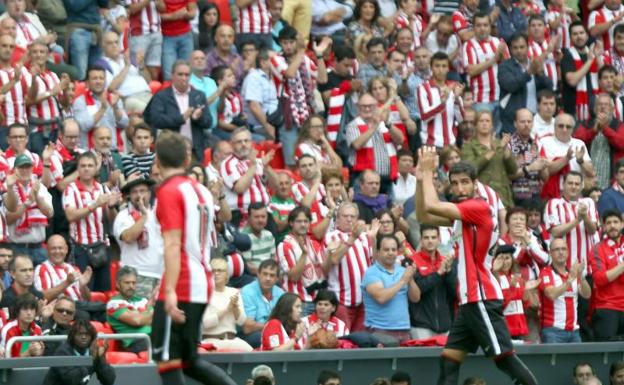 Aficionados del Athletic en San Mamés aplauden a Raúl García. 