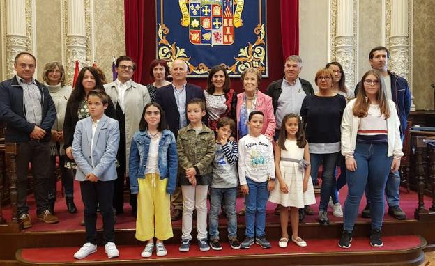 Los ganadores, con representantes de la Diputación y el jjurado.
