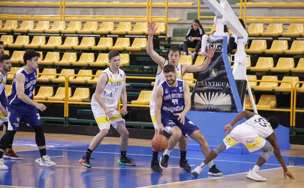 Una acción del CBTormes-San Andrés de León de la fase de ascenso a Liga EBA. 