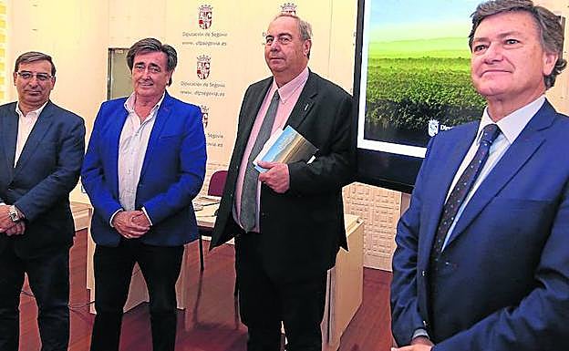 José Luis Sanz Merino (i), Jesús García, Fernando Ortiz y Francisco Vázquez, en la presentación del programa. 