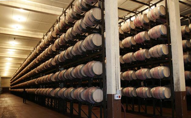 Sala de barricas de la bodega Abadía Retuerta. 