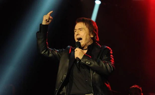 El cantante Raphael, durante una actuación.