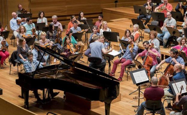 Javier Perianes, durante el ensayo con Gourlay y la OSCyL. 