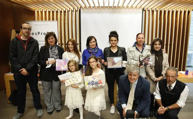 Foto de familia de todos los premiados y los organizadores.