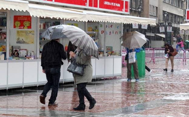 Lluvia en la Feria del Libro de Valladolid.