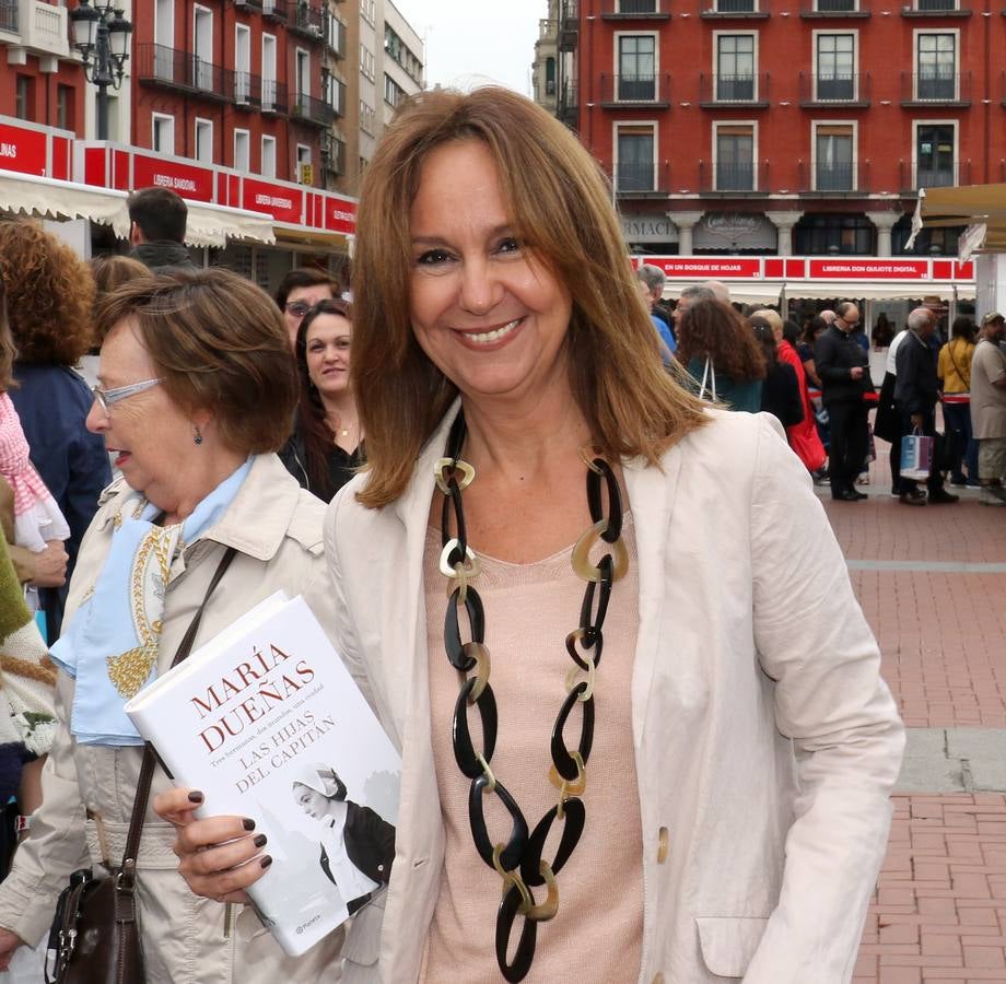 Fotos: María Dueñas, César Pérez Gellida y Salvador Robles en la Feria del Libro de Valladolid