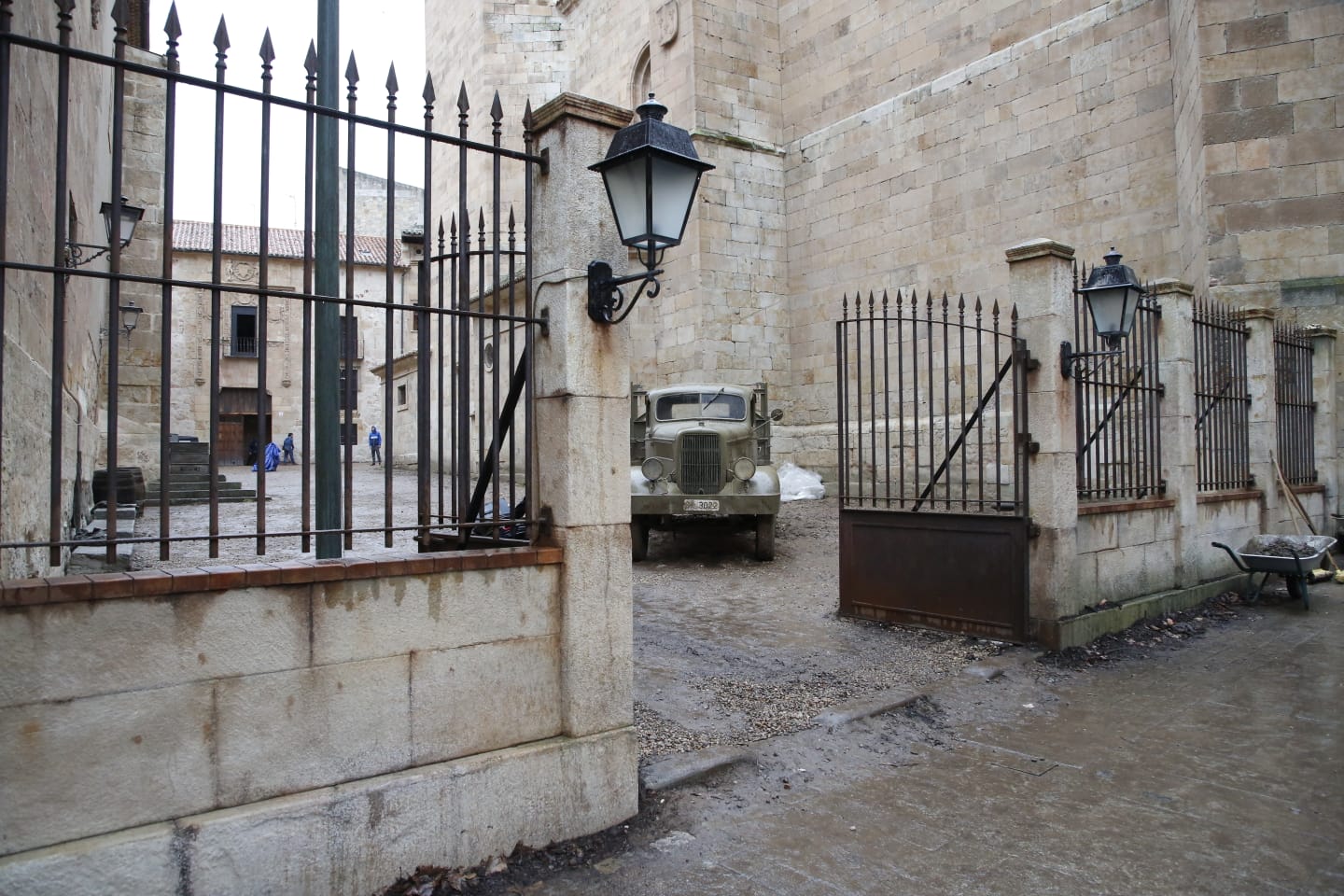 Fotos: El rodaje de Amenábar transforma la plaza de San Benito de Salamanca