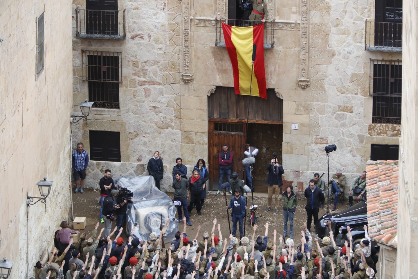 Fotos: El rodaje de Amenábar transforma la plaza de San Benito de Salamanca