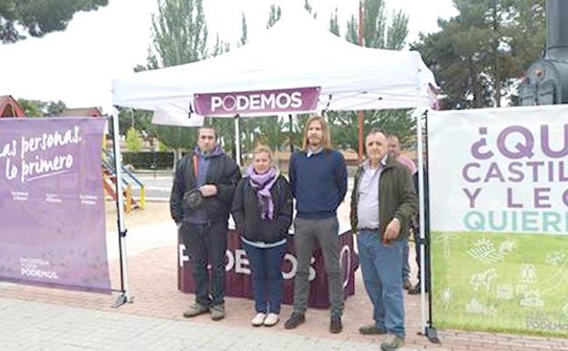 Podemós aterrizó con su campaña ¿Qué Castilla y León quieres? en Arévalo