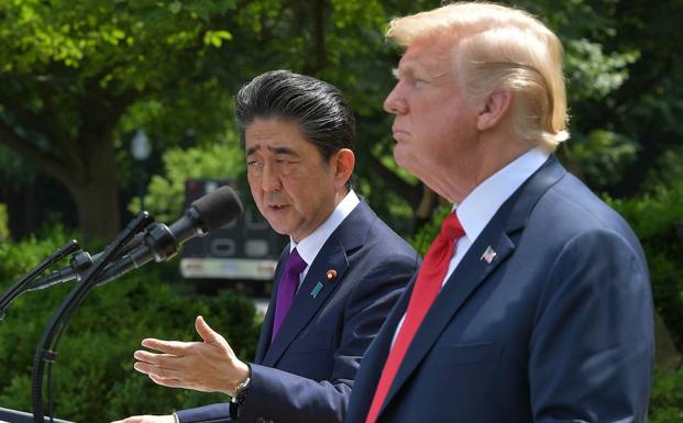 Trump (d) habla durante la rueda de prensa con Shinzo Abe. 