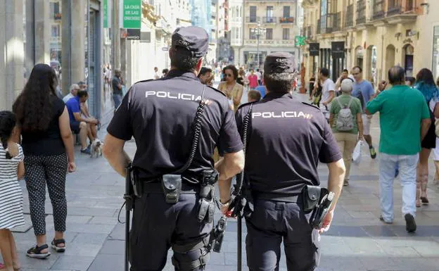 Agentes de la Policía Nacional, de patrulla por la ciudad.