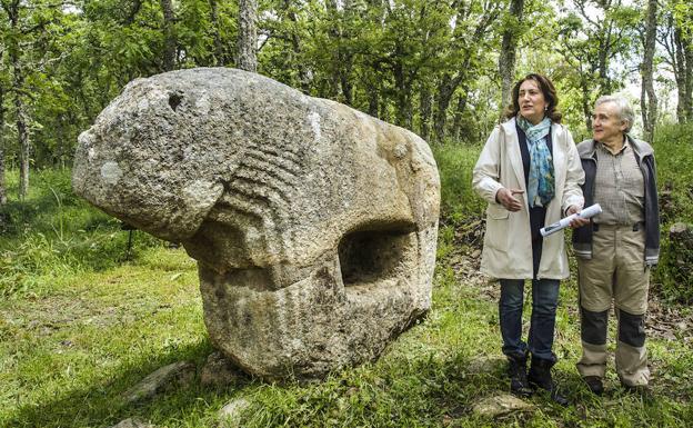 La consejera y el alcalde de Fuenteguinaldo junto a la denominada 'yegua de Irueña'.