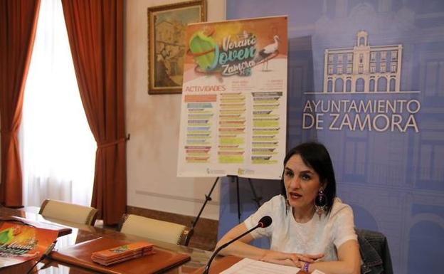 La concejala de Juventud, Soraya Merino, presenta el programa Verano Joven, en el Ayuntamiento de Zamora.