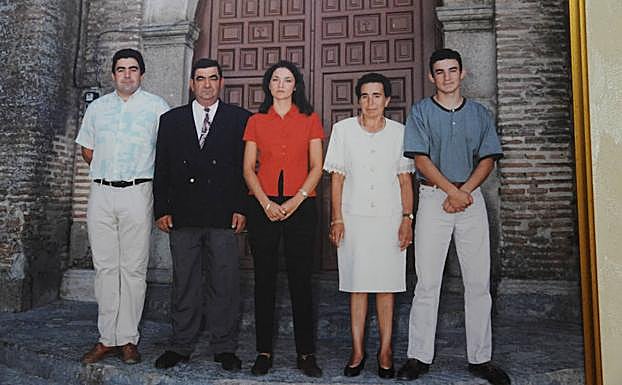 Los padres de Reyes Maroto, con sus tres hijos en una imagen antigua. 