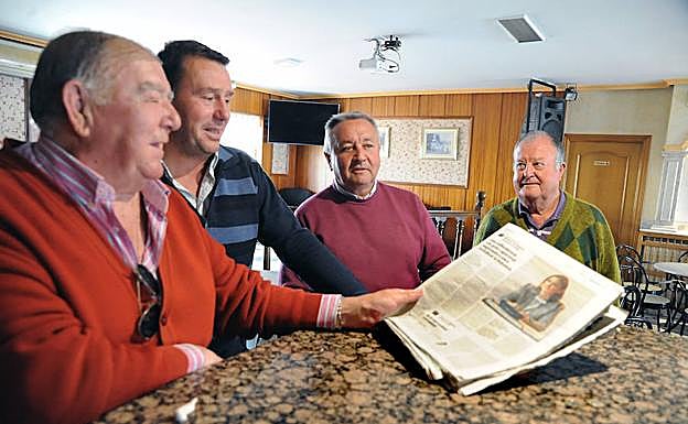 Vecinos de Ataquines comentan el nombramiento con el perfil de la nueva ministra en El Norte. 