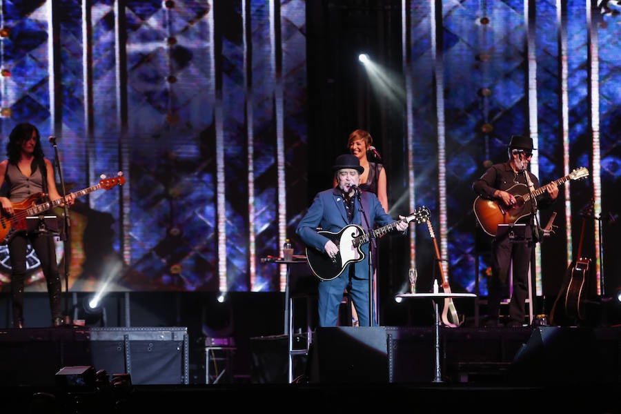 El cantante presentó su último trabajo 'Lo niego todo' en el Multiusos Sánchez Paraíso de la capital charra, dentro del ciclo 'Nuestras Voces', programado por el Ayuntamiento de Salamanca con motivo del VIII Centenario de la Universidad