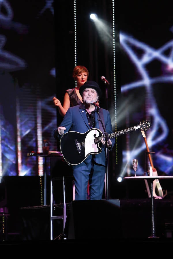 El cantante presentó su último trabajo 'Lo niego todo' en el Multiusos Sánchez Paraíso de la capital charra, dentro del ciclo 'Nuestras Voces', programado por el Ayuntamiento de Salamanca con motivo del VIII Centenario de la Universidad