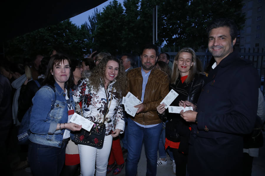 El cantante presentó su último trabajo 'Lo niego todo' en el Multiusos Sánchez Paraíso de la capital charra, dentro del ciclo 'Nuestras Voces', programado por el Ayuntamiento de Salamanca con motivo del VIII Centenario de la Universidad