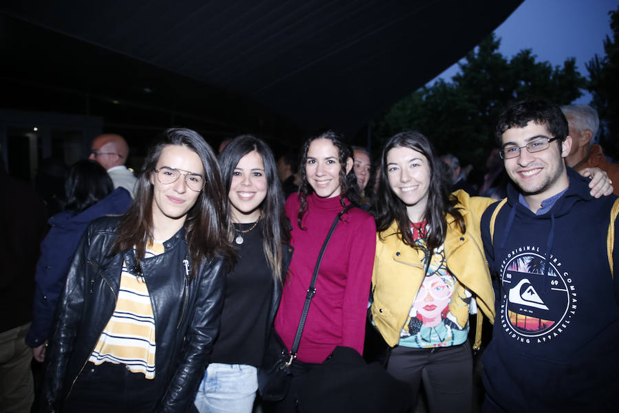 El cantante presentó su último trabajo 'Lo niego todo' en el Multiusos Sánchez Paraíso de la capital charra, dentro del ciclo 'Nuestras Voces', programado por el Ayuntamiento de Salamanca con motivo del VIII Centenario de la Universidad