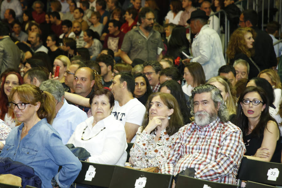 El cantante presentó su último trabajo 'Lo niego todo' en el Multiusos Sánchez Paraíso de la capital charra, dentro del ciclo 'Nuestras Voces', programado por el Ayuntamiento de Salamanca con motivo del VIII Centenario de la Universidad