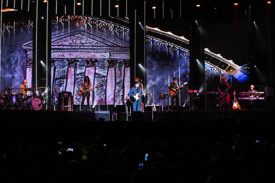 El cantante presentó su último trabajo 'Lo niego todo' en el Multiusos Sánchez Paraíso de la capital charra, dentro del ciclo 'Nuestras Voces', programado por el Ayuntamiento de Salamanca con motivo del VIII Centenario de la Universidad