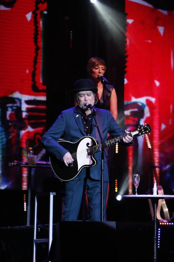 El cantante presentó su último trabajo 'Lo niego todo' en el Multiusos Sánchez Paraíso de la capital charra, dentro del ciclo 'Nuestras Voces', programado por el Ayuntamiento de Salamanca con motivo del VIII Centenario de la Universidad