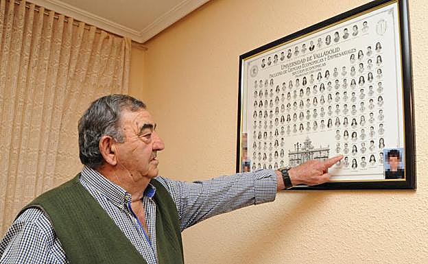 Julio Maroto señala la foto de su hija en la orla de la Universidad de Valladolid, donde estudió Económicas. 