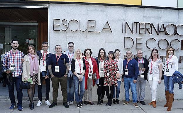 Imagen principal - Arriba, los miembros de los distintos jurdos, el oficial, postres y sin gluten. Abajo, a la izquierda, preparación de la tapa del bar Zaqueo, A la derceha, otro pincho. 