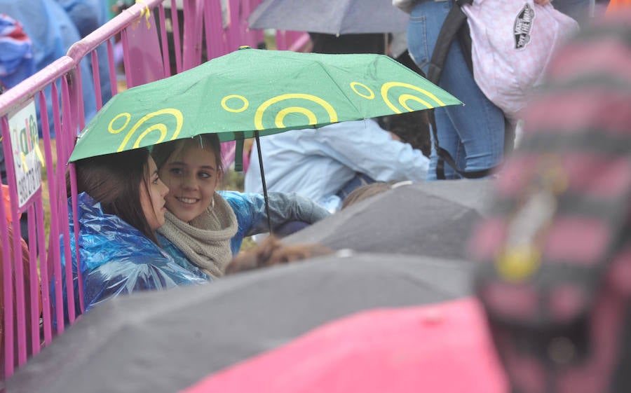 Fotos: Fans de Operación Triunfo a la espera de entrar al concierto
