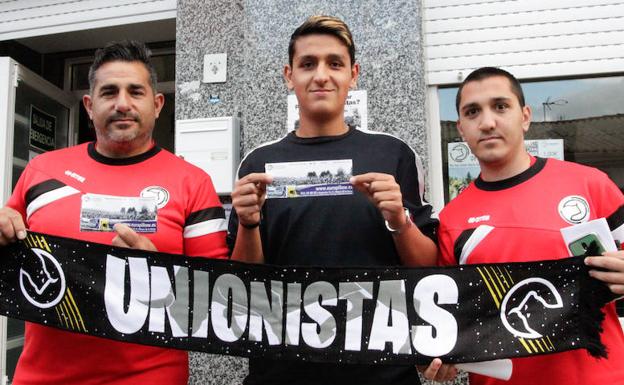 Varios seguidores de Unionistas con sus entradas para el partido ante el Tarazona. 